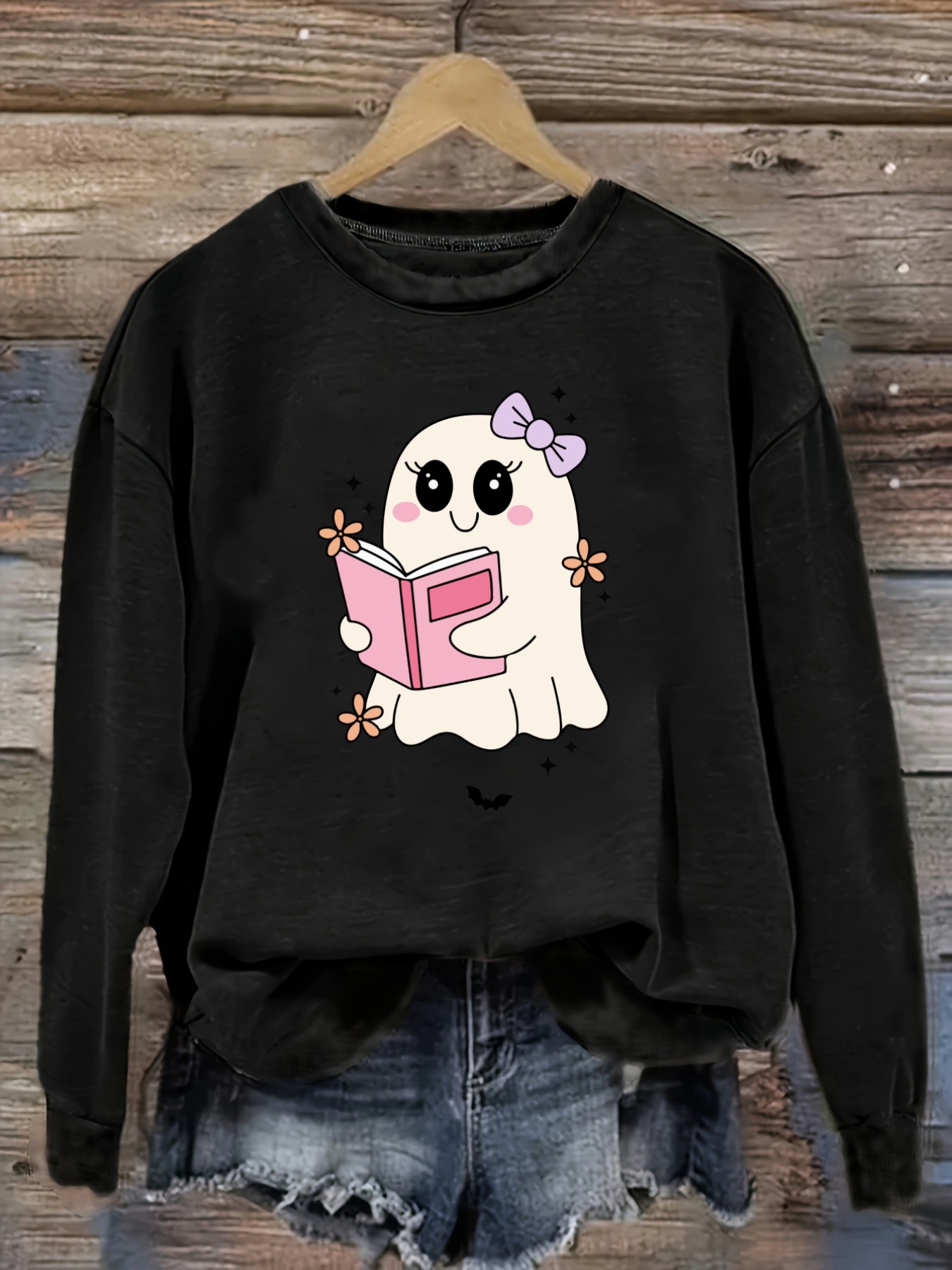 Winter Clothing Cute - เสื้อยืดแขนยาวคอกลมลำลองสำหรับผู้หญิง ลายผีน่ารักกำลังอ่านหนังสือสีชมพู เสื้อผ้าผู้หญิงคอกลม ซักเครื่องได้ ยืดหยุ่นเล็กน้อย ทรงหลวม