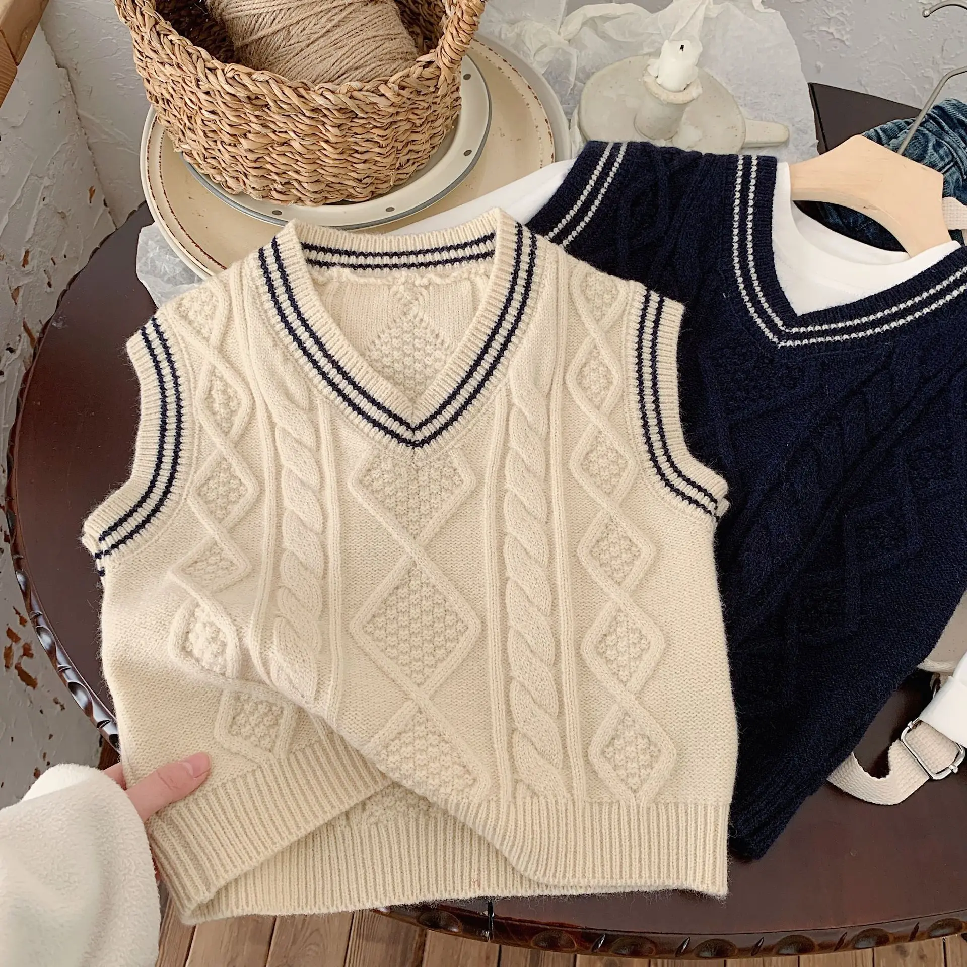 เสื้อกั๊กเด็กผู้หญิงคอวีถักลาย - Winter Clothing Activity บทวิจารณ์และราคา